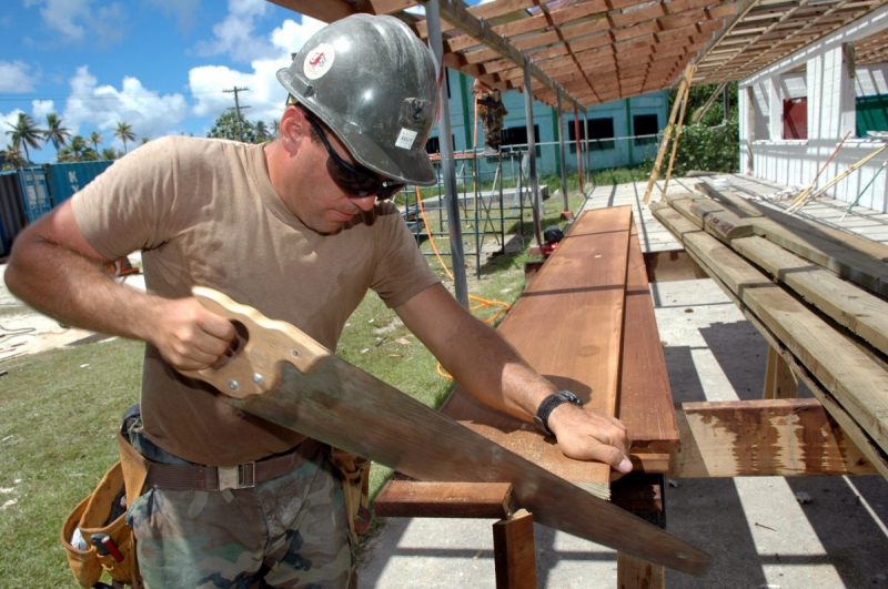 charpentier-AUVARE-min_worker_construction_building_carpenter_male_job_build_helmet-893290